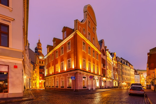 Nacht straat in de oude binnenstad van Riga, Letland