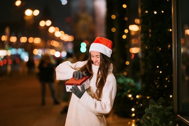 Nacht straat portret van jonge mooie vrouw opgewonden acteren