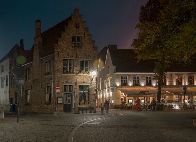 Nacht straatlandschap en gebouwen