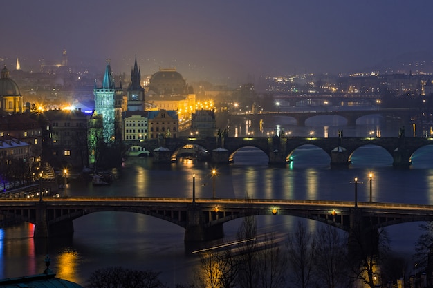 Nacht uitzicht op bruggen in Praag, Tsjechië