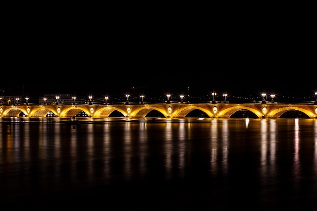 Nacht uitzicht op de beroemde brug van Bordeaux genaamd Le Pont de Pierre