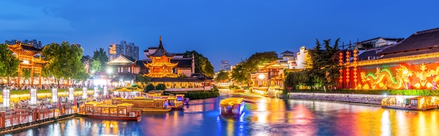 Nacht uitzicht op de oude architecturale rivier in Nanjing