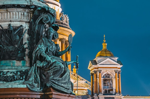 Nacht uitzicht op de oude standbeelden van stucwerk en de koepel van de St. Isaac's Cathedral Sint-Petersburg.