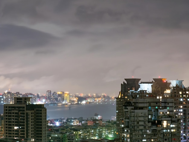 Nacht uitzicht op de rivieroever stad 's nachts in Taipei, Taiwan.