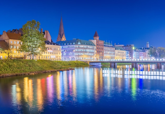 Nacht uitzicht op de stad. Stadsgezicht van Malmö bij de avond, Zweden. Prachtige Europese stad weerspiegeld in water