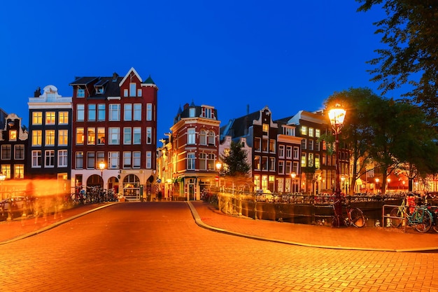 Nacht uitzicht op de stad van Amsterdamse gracht en brug