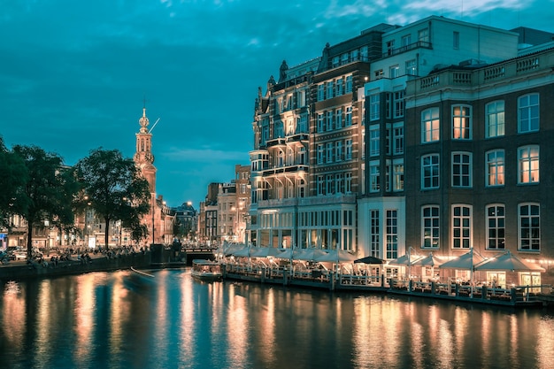 Nacht uitzicht op de stad van amsterdamse gracht en brug