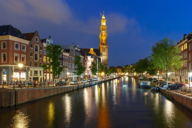 Nacht uitzicht op de stad van Amsterdamse gracht en Westerkerk kerk, Holland, Nederland.