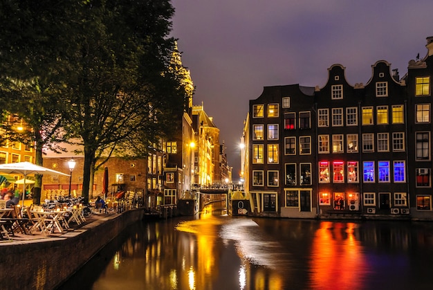 Nacht uitzicht op de stad van Amsterdamse gracht