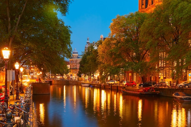 Nacht uitzicht op de stad van amsterdamse grachtenbrug boten en fietsen holland nederland