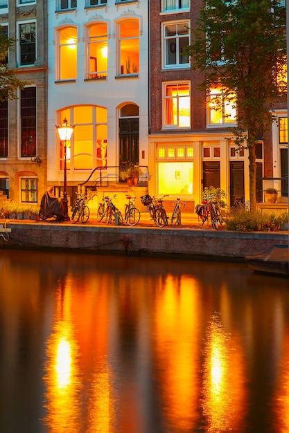 Nacht uitzicht op de stad van de Amsterdamse gracht, Holland, Nederland.