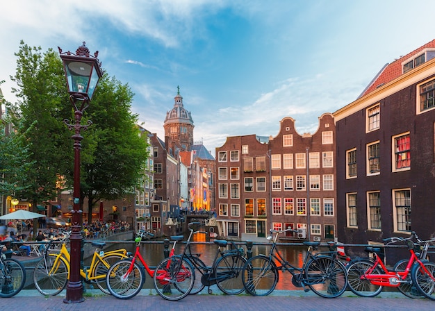 Nacht uitzicht op de stad van de Amsterdamse grachtenbrug en typische huizen Holland Nederland Lange blootstelling