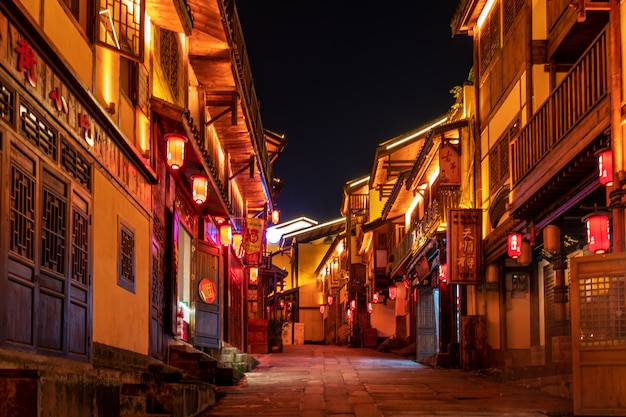 Nacht uitzicht op de straten van de stad in Chongqing