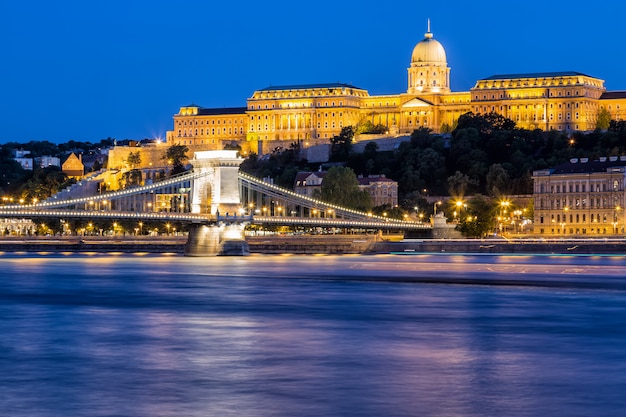 Nacht uitzicht op de Szechenyi Chain Bridge