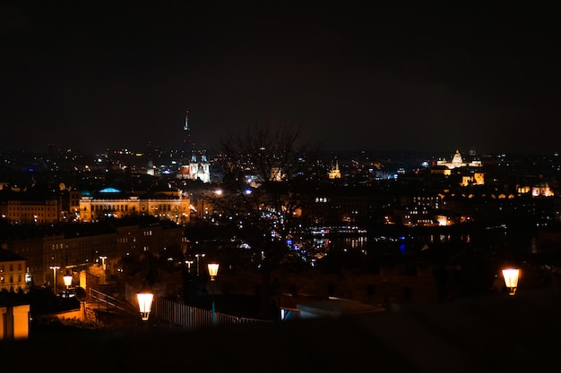 Nacht uitzicht op Praag vanaf de top - avondrood