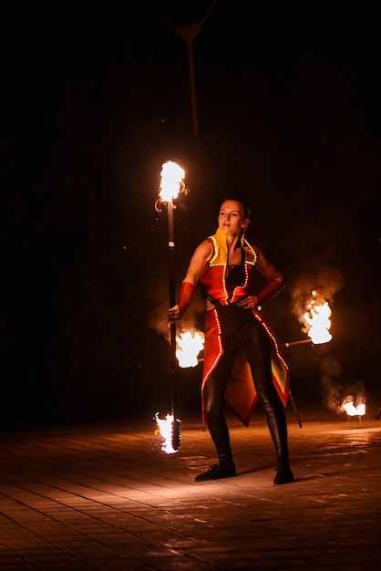 Nacht vurige stukken van een vuurshow