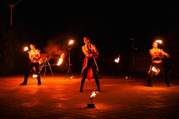 Nacht vurige stukken van een vuurshow