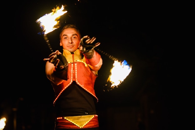 Nacht vurige stukken van een vuurshow