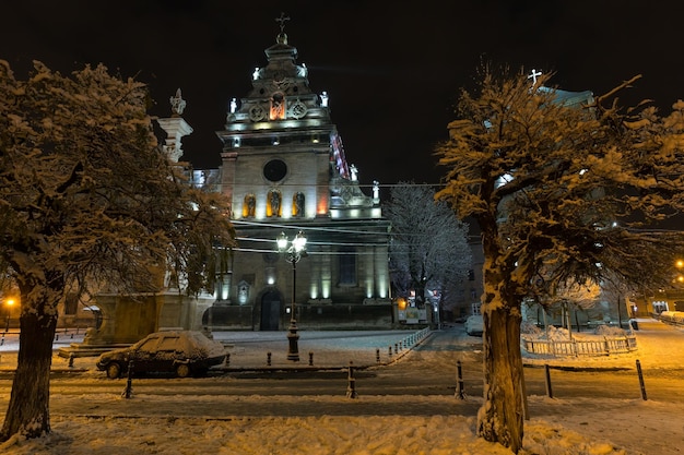 Nacht winter Bernardine Kerk en klooster Lviv stad Oekraïne