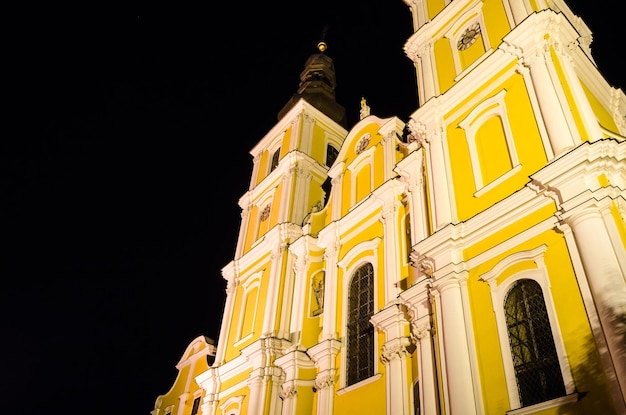 Nachtbeeld van de barokke Mariatrost-basiliek in Graz, een van de beroemdste bedevaartsplaatsen van Styrië in Oostenrijk