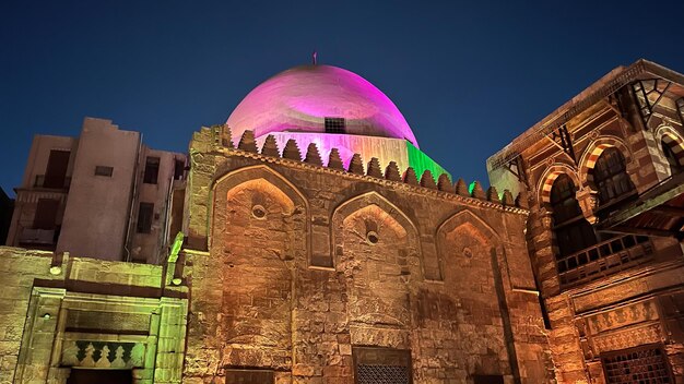 Nachtbeeld van de koepel van de oude moskee AlMuizz straat in Caïro Egypte