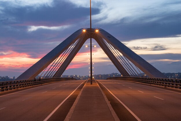 Foto nachtbrug en snelweg zonder verkeer