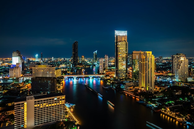 Nachtcityscape en hoogbouw in het stadscentrum van de metropool