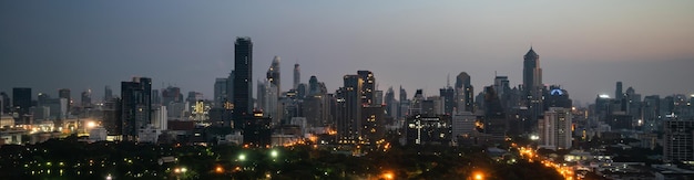 Nachtcityscape en hoogbouw in het stadscentrum van de metropool