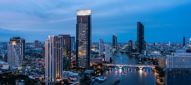 Nachtcityscape en hoogbouw in het stadscentrum van de metropool