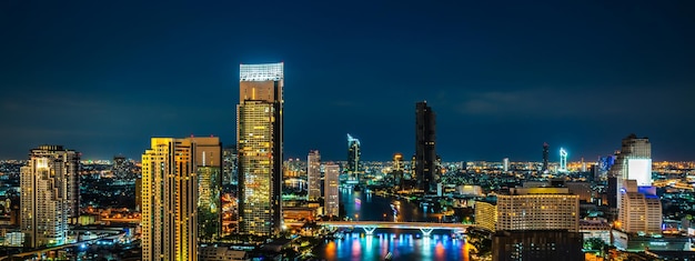 Nachtcityscape en hoogbouw in het stadscentrum van de metropool