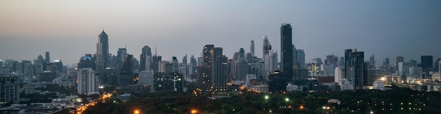 Nachtcityscape en hoogbouw in het stadscentrum van de metropool