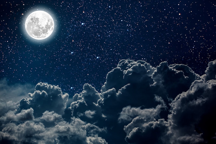 Foto nachtelijke hemel met sterren en maan en wolken.