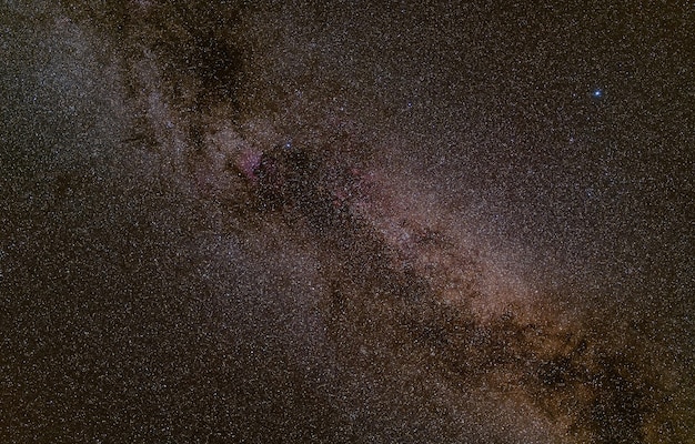 Nachtelijke hemel, veel sterren met Melkweg rond sterrenbeeld Vulpecula en Cygnus, Melkwegstelsel met Noord-Amerikaanse nevel zichtbaar. Gestapelde foto met lange belichtingstijd