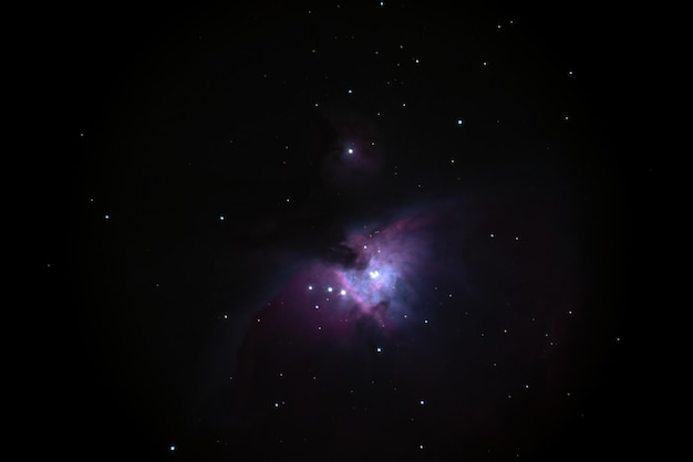 Nachtelijke hemelachtergrond met heldere Orion-nevel op zwarte lucht met sterren Astrofoto op winternacht met zachte selectieve focus