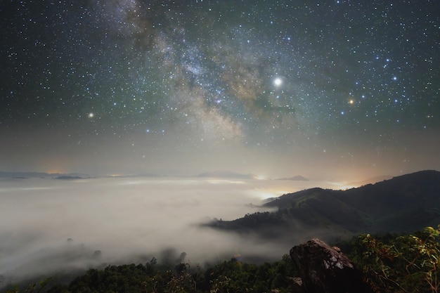 Nachtelijke landschapsfotografie met lange belichtingstijden. de melkweg