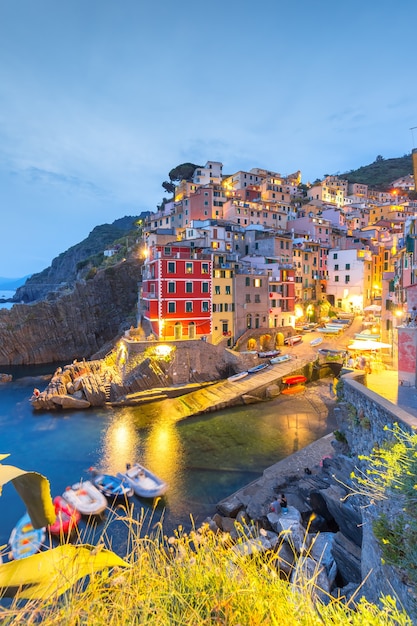 Nachtelijke luchtfoto van het vissersdorp Riomaggiore, zeegezicht in vijf landen, Nationaal Park Cinque Terre, Ligurië, Italië.