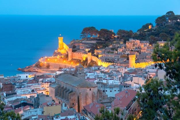 Nachtelijke luchtfoto van tossa de mar aan de costa brava catalunya spanje