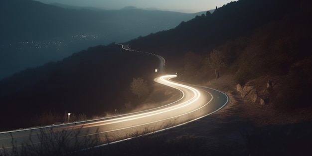 Nachtelijke rit op een bochtige bergweg met lichtsporen met lange belichting