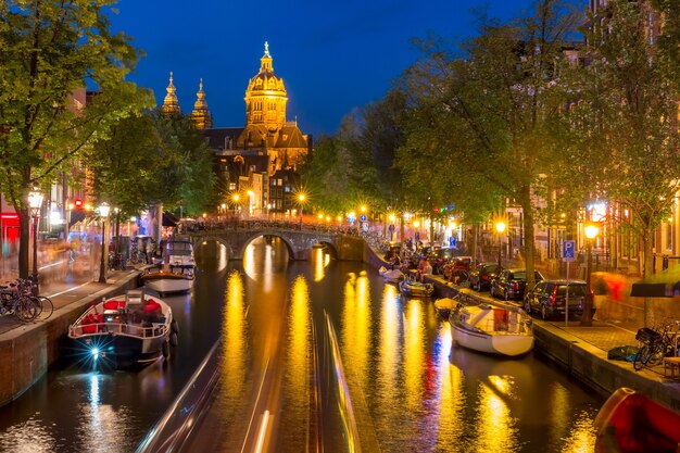 Nachtelijke rosse buurt en Sint-Nicolaasbasiliek Amsterdam Holland Nederland