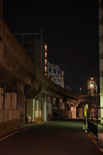 Nachtelijke smalle straat van japan met lichten