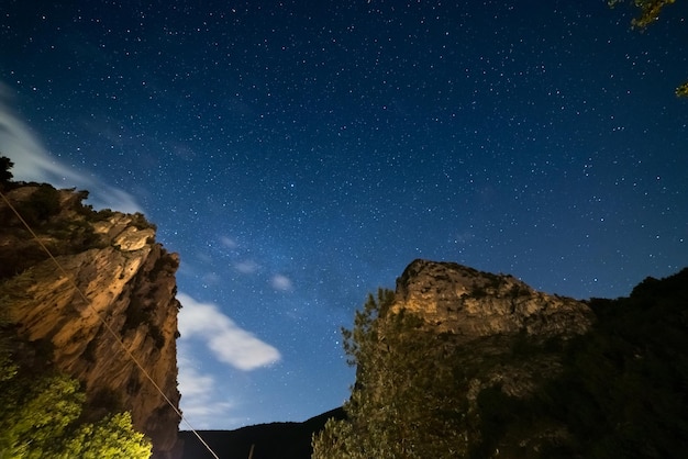 Nachtelijke sterrenhemel bij het landschap van rotskliffen in de regio Marche, Italië Unieke kloof en rivierkloof, schilderachtig heuvel- en berglandschap