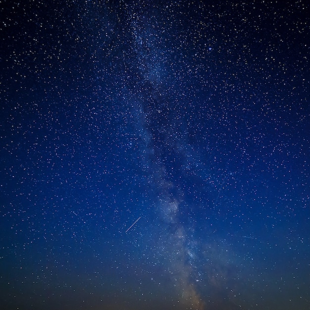Nachtelijke sterrenhemel voor achtergrond.