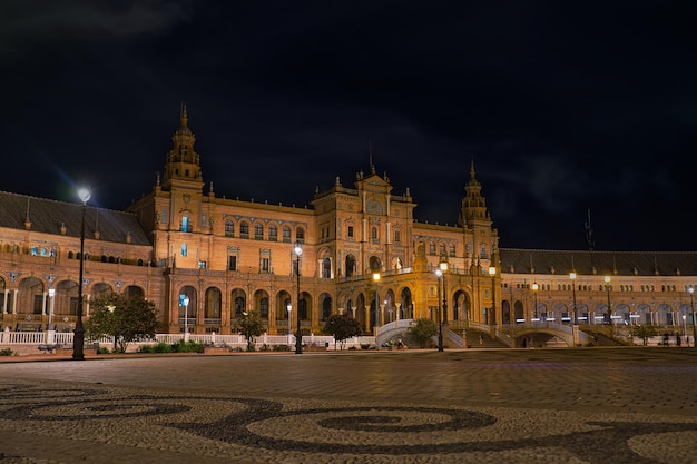 Nachtfoto van de plaza de espana in sevilla