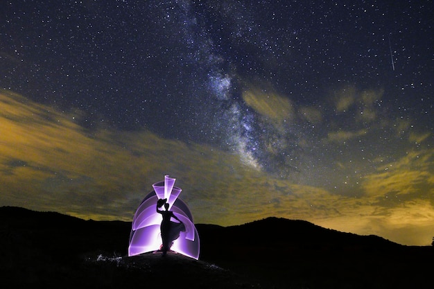 Nachtfotografie licht schilderij met de melkweg op de achtergrond