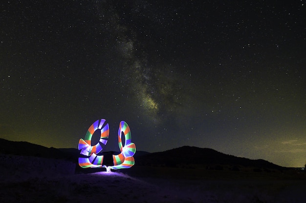 Nachtfotografie licht schilderij met de melkweg op de achtergrond