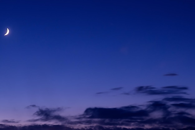 Foto nachthemel met maanlicht op de achtergrond