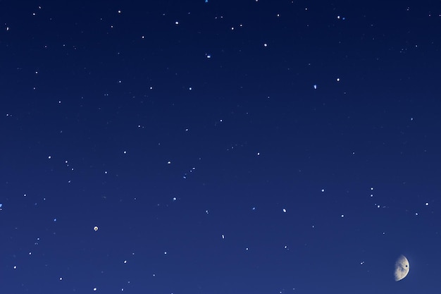 Nachthemel met maanlicht op de achtergrond