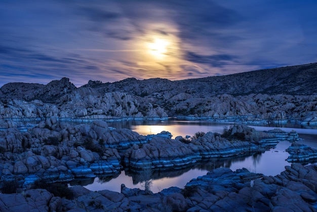 Nachthemel met volle maan boven Watson Lake in Prescott Arizona