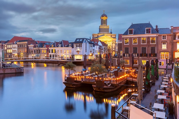 Nachtkanaal leiden oude rijn in kerstverlichting Zuid-Holland Nederland
