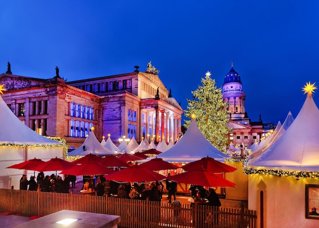 Nachtkerstmarkt op het gendarmenmarkt-plein in winter berlijn, duitsland. advent fair decoratie en kraampjes met ambachtelijke artikelen op de bazaar.